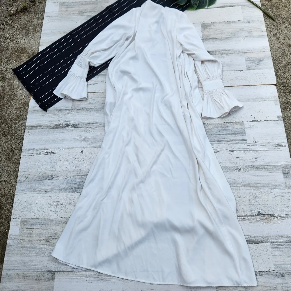 Veiled Collection New York Abaya Over Garment Pleated Bell Sleeves White XS